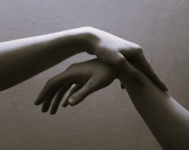 Deu xmian symbolisant le touché dans la séance de kinésiologie.