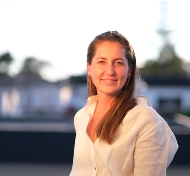 Photo d’Aliénor Crépin, fondatrice de HOJE STUDIO, une agence de design d’intérieur.