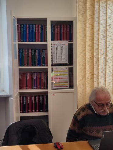 Click per ingrandire. L'importanza del segretario: indaffarato a tenere a posto conti e biblioteca.