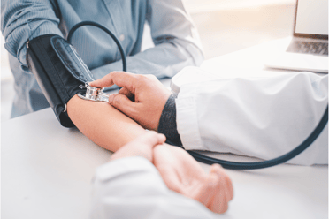 médico auferindo a pressão sanguínea de paciente