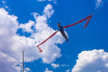 Saltando en el Bungee del parque Tobogán Gigante