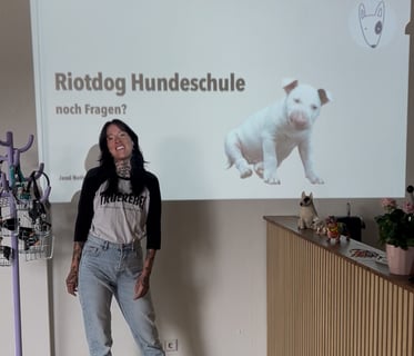 Jessi von Riotdog bei der Präsentation ihrer Hund-Halter-Schulung