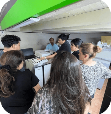 Equipo de profesionales de Perú Impress trabajando en imprenta de Lima