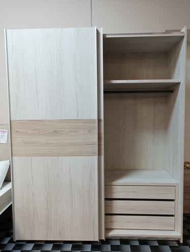 commode/Chests of drawers