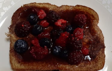 French toast with berries