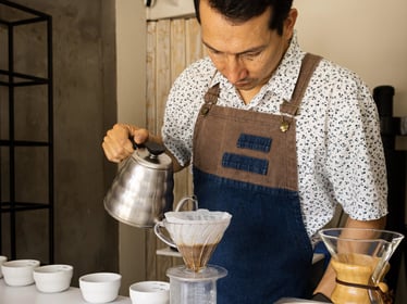 Juli, profesor de Confite, preparando café filtrado en V60 durante charla cafetera