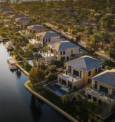 Modern illuminated walkway in Jirian Project on the New Nile – surrounded by villas and palm trees