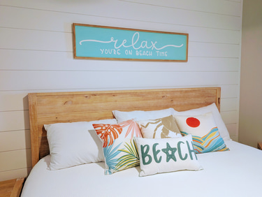 The Sandy Feet Retreats logo