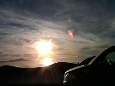 Fotos como caricaturas del mar del sol de las nubes y de figuras reflejadas en la vida actual real logo