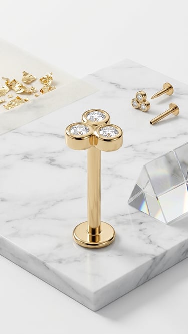 עגיל פלאט בק יוקרתי מזהב משובץ שלושה יהלומים בעיצוב אשכול על משטח שיש