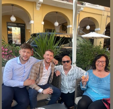 Famiglia sorridente davanti alla nuova villa acquistata in Emilia-Romagna