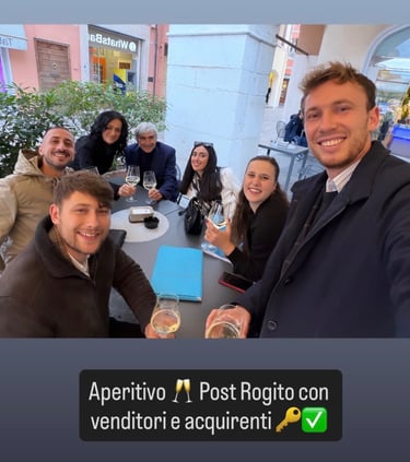 Cliente che firma la compravendita immobiliare assistito da professionisti a Ravenna