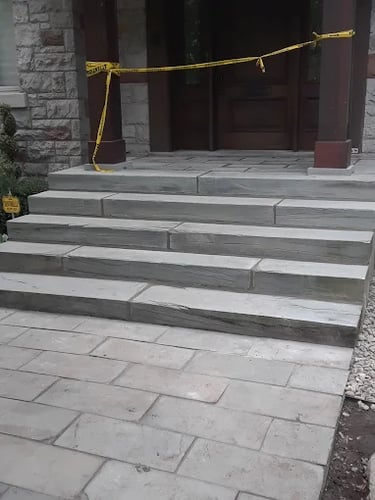 Blue stone steps available in Montreal/Escaliers en pierre bleue disponibles à Montréal