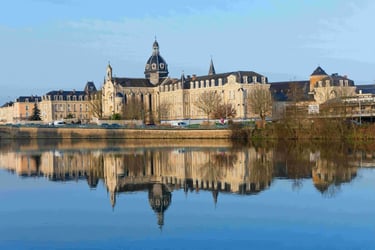 Reflet de l'Hôpital sur la Mayenne - H.Marteau - Ménil Image - kiosque à Images Chateau-Gontier - Photographie