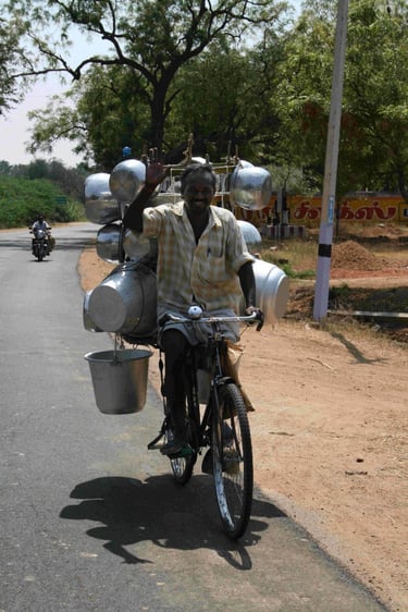 Vendeur à vélo - Runyo - Ménil Image - kiosque à Images Chateau-Gontier - Photographie