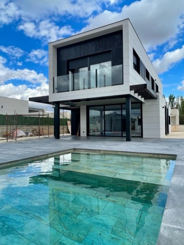 Vivienda moderna con estructura de madera en Aspe