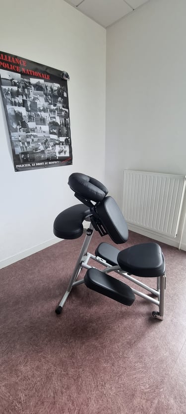 bureau d'une entreprise avec une chaise ergonomique noire installée pour une séance de massage amma 
