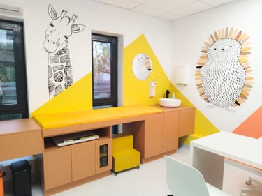 Pictură murală girafa si arici stilizat în cabinet pediatric.