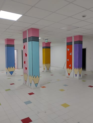 Stâlpi pictați creioane colorate școală.