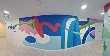Pictură murală abstractă valuri colorate pe coridor.