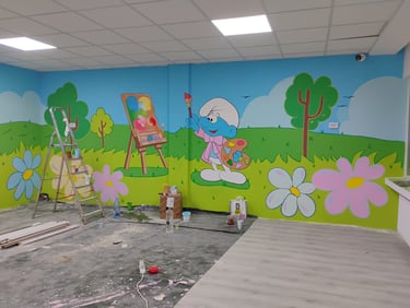 Pictură murală ștrumf la șevalet.