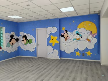 Stâlpi pictați creioane colorate școală.
