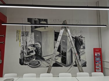 Artist realizând pictură murală industrială pe scară.