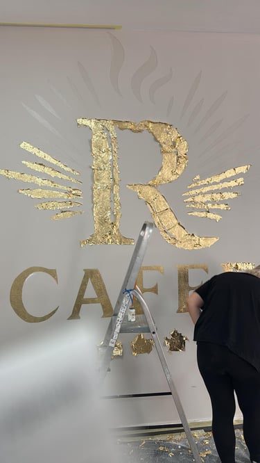 Aplicare foiță aurie logo pe perete.