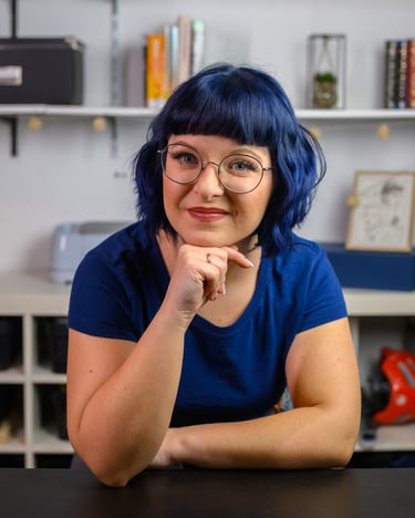 Kristin Chmielewski - Portrait einer jungen Frag im blauen Shirt und blauen Haaren
