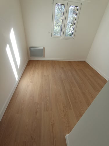 Pose d'un parquet flottant à Saint-Raphaël dans une chambre + rafraichissement penture murs et plafond