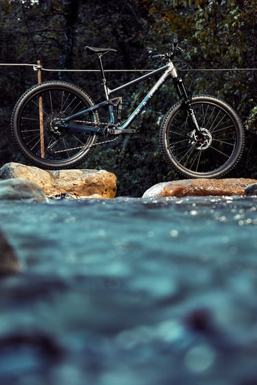 Vélo VTT marin en presentation au dessus d&amp;amp;amp;amp;amp;amp;amp;#x27;un ruisseau