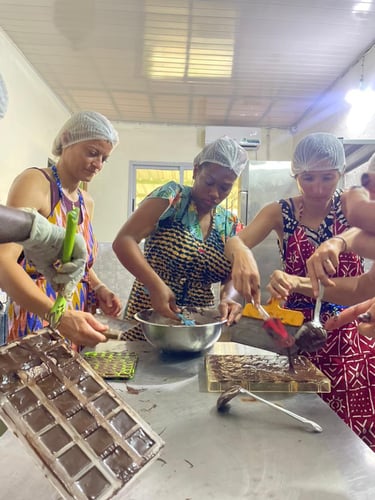 Des participents de l'activité atelier chocolat en train de mouler leur chocolat 
