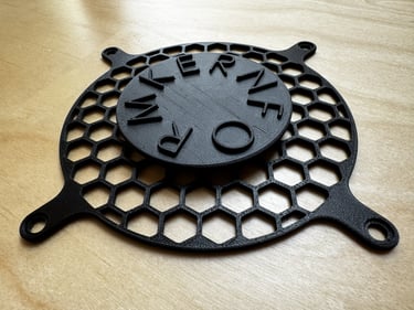 3D-gedrucktes Lüftungsgitter für ein PC-Gehäuse mit magnetischer FORMKERN-Abdeckung