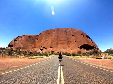 Foto caminando hacia Uluru