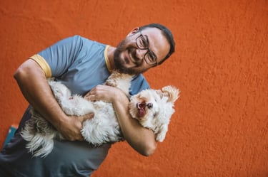 O especialista Richardson com seu cãozinho Oreo no colo.