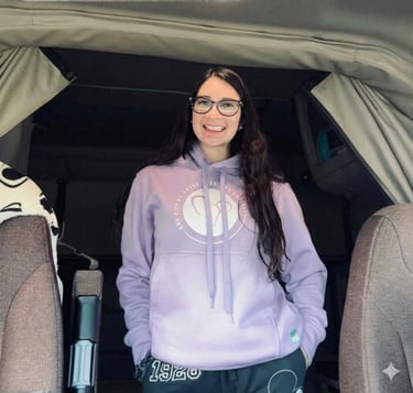 camionera sonrriente con su nuevo hoddie de la marca de ellie aventuras