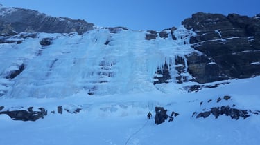 Escalada en hielo en Pirineos, segundo muro Gavarnie.