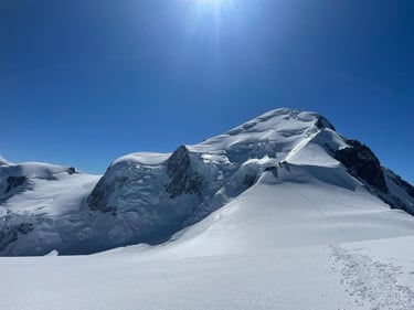 Mont Blanc con esquís, 4.810m. ultimos metros, arista Bosses