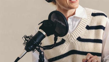 Mujer hablando en la radio con micrófono.