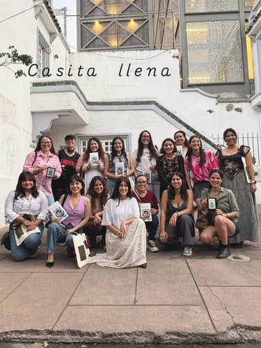 Miembros del Club de Lectura Cooltura Activa con La mala costumbre de Alana S. Portero.