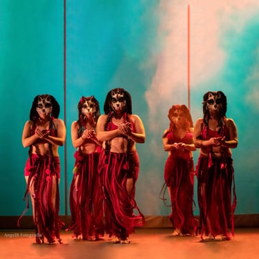 Bailarinas de colectiva roja y rojo liminal ags