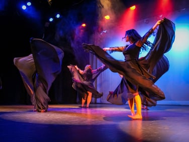 Bailarinas de colectiva roja y rojo liminal ags