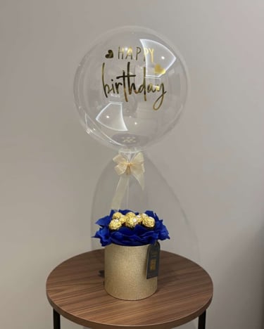 Glo burbuja con una box dorada y chocolates