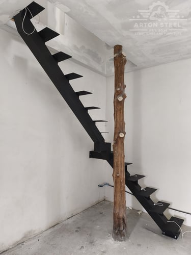 Arton Steel által gyártott masszív fém lépcső 