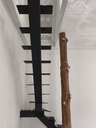 Arton Steel által gyártott masszív fém lépcső 