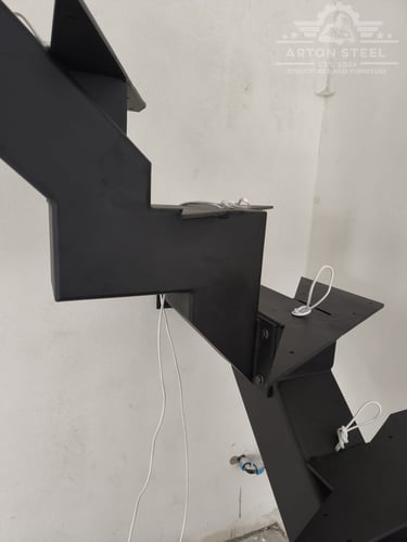 Arton Steel által gyártott masszív fém lépcső 