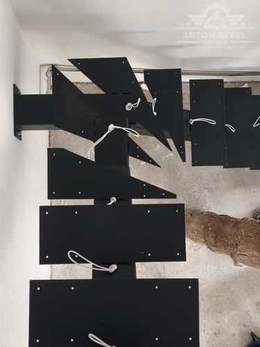 Arton Steel által gyártott masszív fém lépcső 