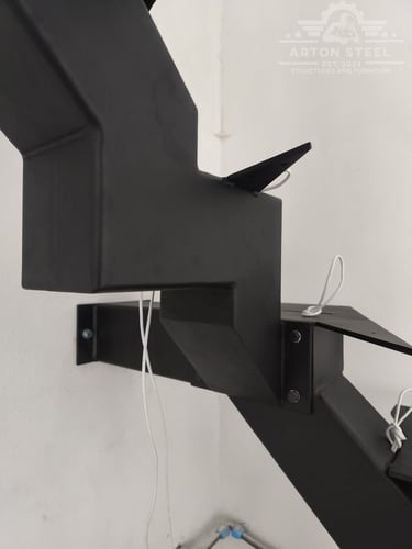 Arton Steel által gyártott masszív fém lépcső 