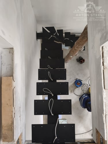Arton Steel által gyártott masszív fém lépcső 