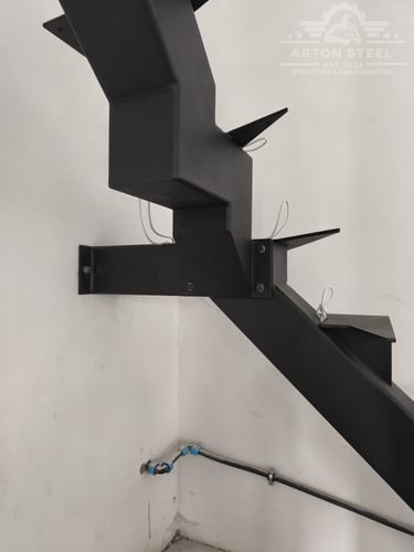 Arton Steel által gyártott masszív fém lépcső 